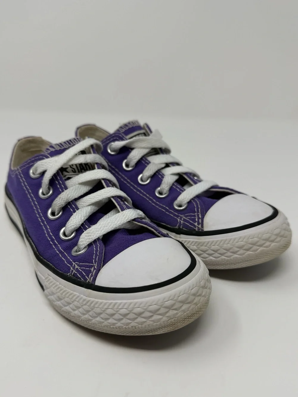 Kids Purple Low-Top Converse Canvas Sneakers with White Laces Sz.11